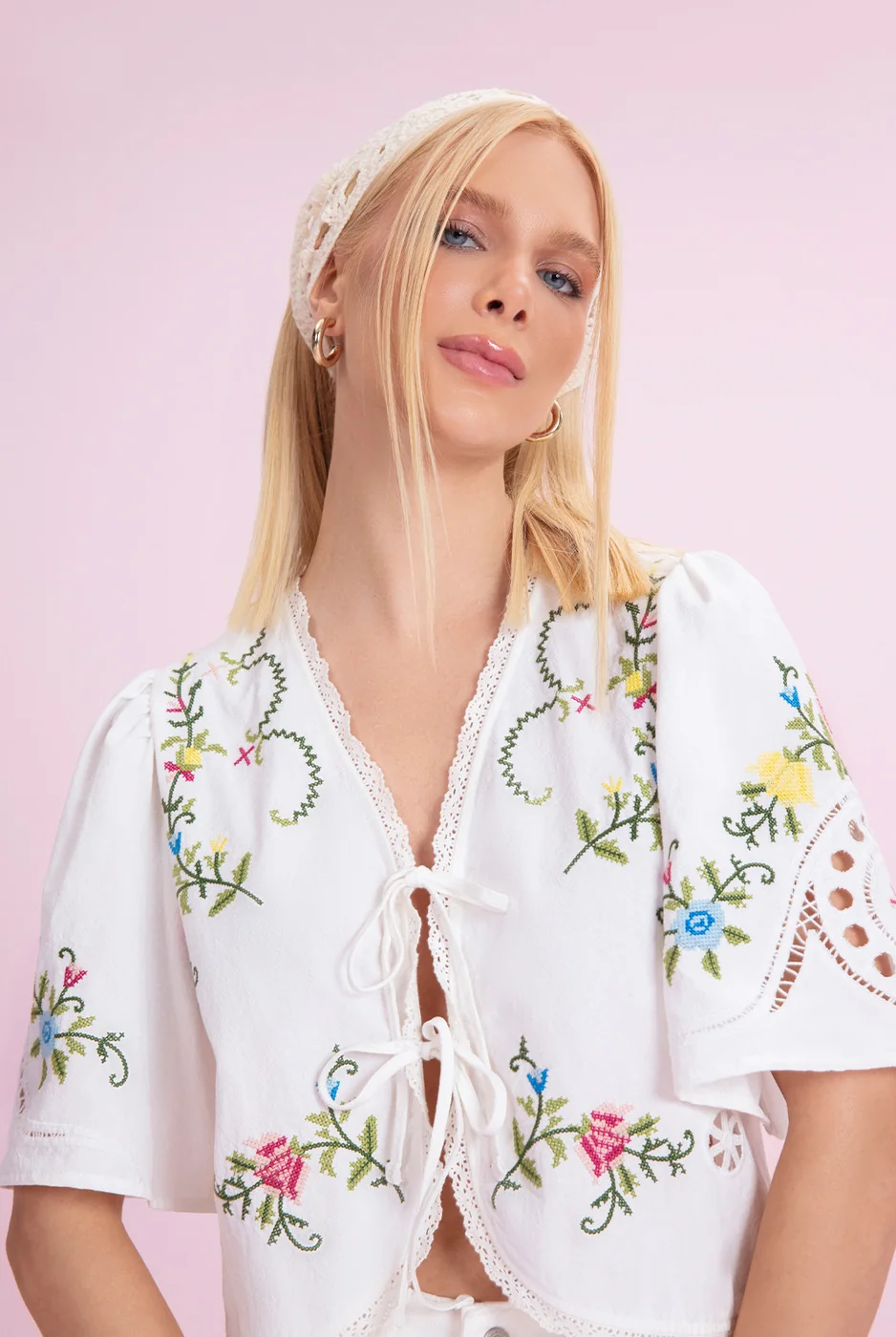 Top cropped branco com bordado ponto cruz, foto da Angel