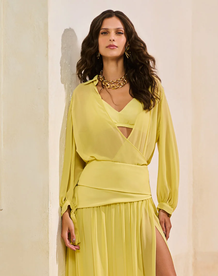 Camisa transpassada verde com saia, foto da Claudia Rabelo