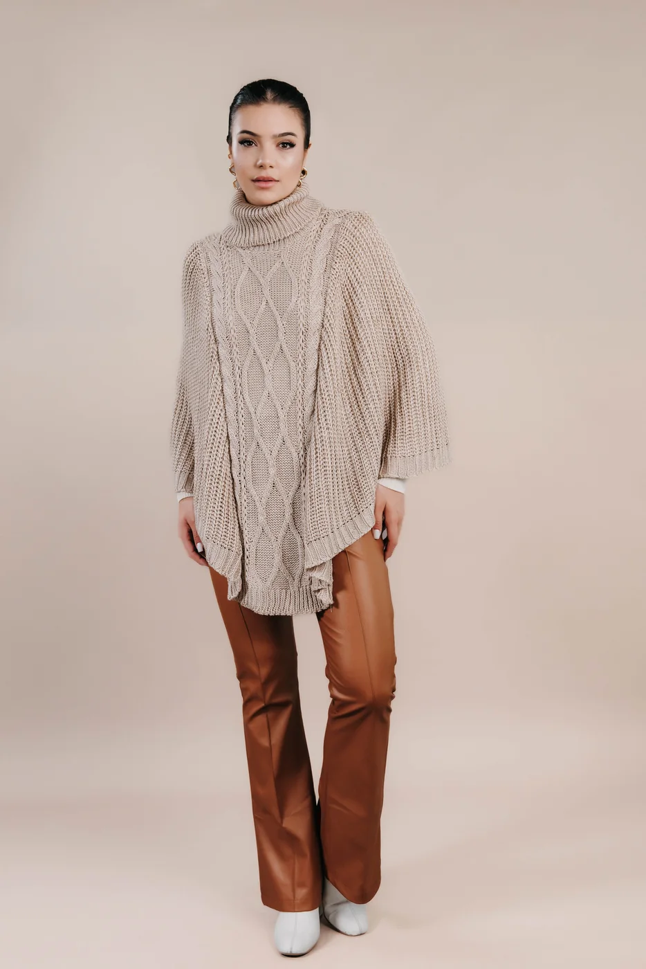Tricot amplo bege com calça caramelo, catálogo da Stati Uniti fotografado pela Produtora Real Time