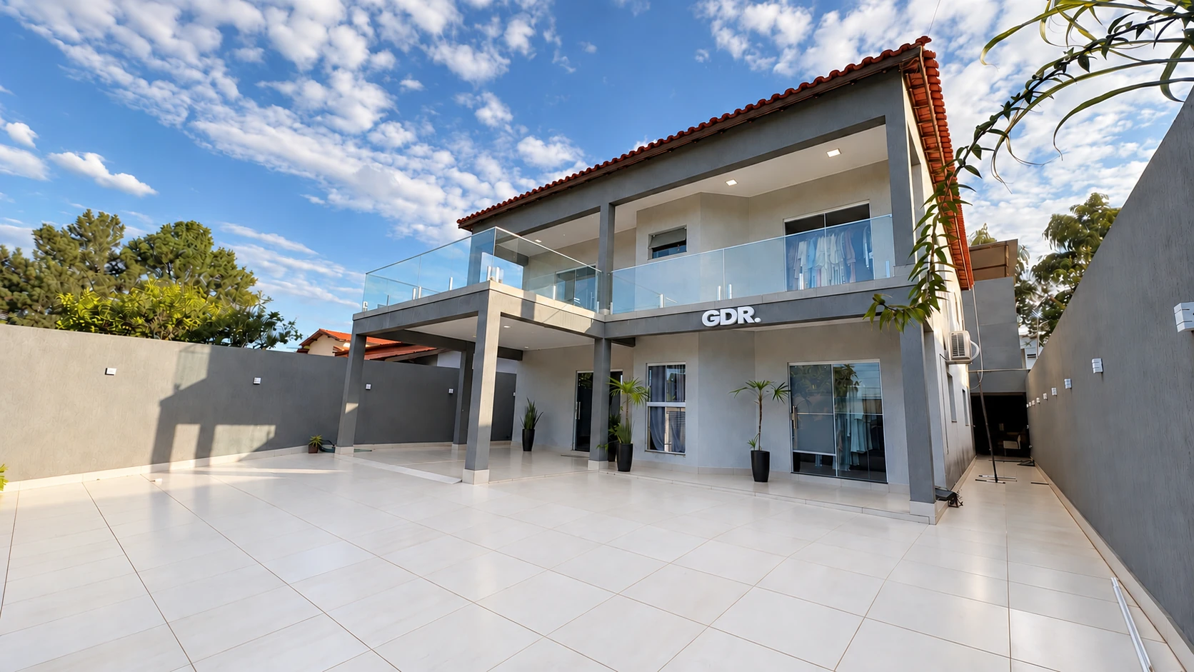 Fachada do showroom com logo GDR branco aplicado digitalmente na faixa da varanda